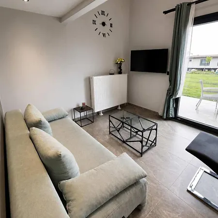 Апартаменты - Modern Living With Garden Retreat