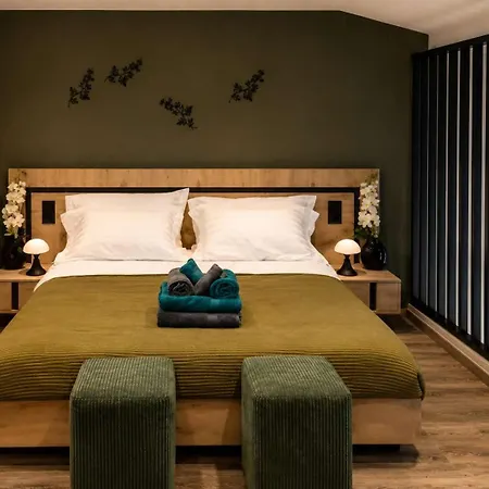 - Modern Living With Garden Retreat *